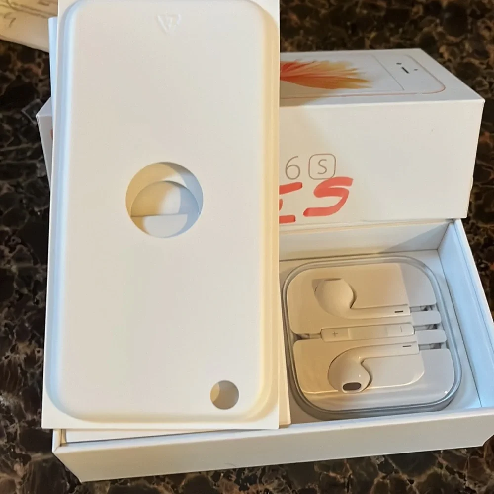 Iphone 6 headphones New 2 pairs Great 4 Commercial Airlines